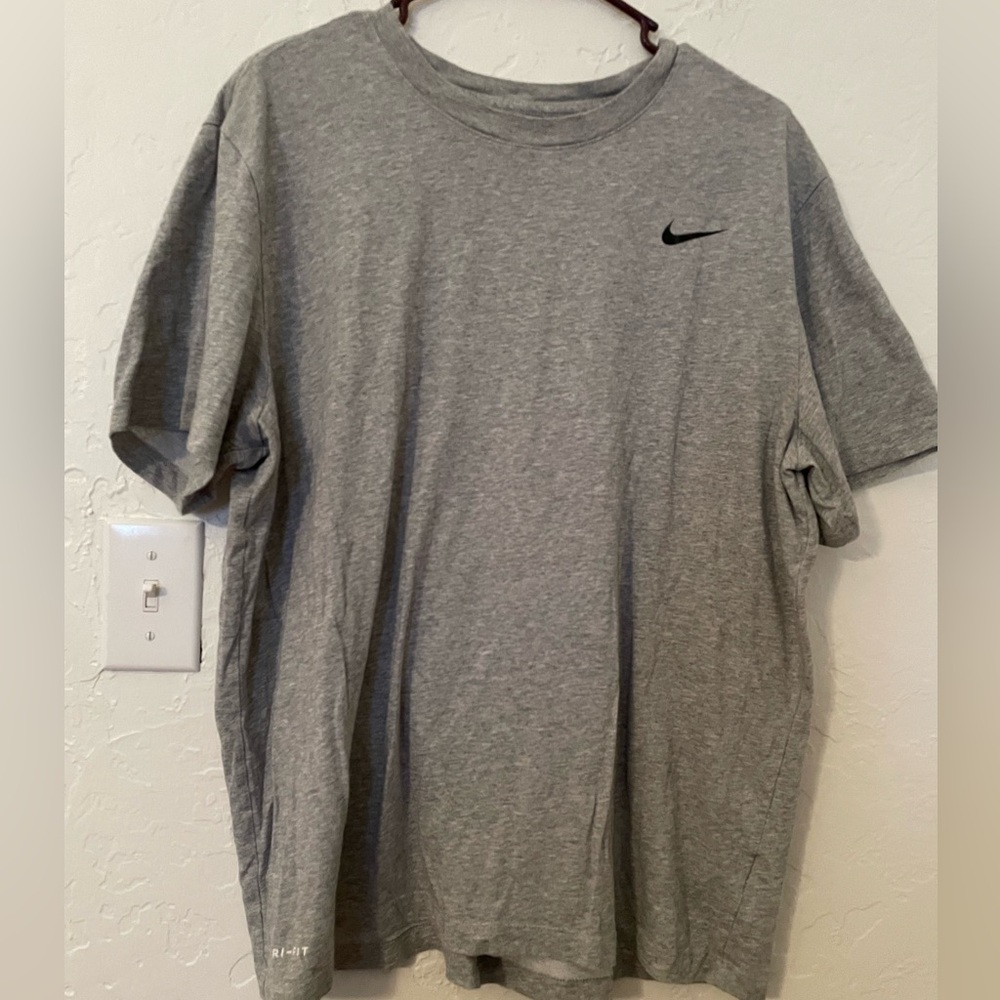 Nike Men’s Dri-FIT Short-Sleeve Versatile Top. XL. Grey. EUC.